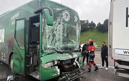 "Konyaspor U-19 Futbol Takımını Taşıyan Otobüs Kazaya Karıştı: Şoför ve İki Oyuncu Yaralandı"